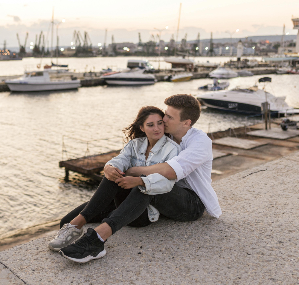 Une femme et un homme lors d’un premier rendez-vous à Marseille