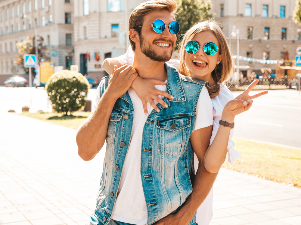 Une femme et un homme lors d’un premier rendez-vous à Nice