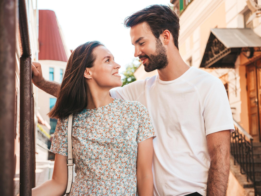 Une femme et un homme lors d’un premier rendez-vous à Nîmes