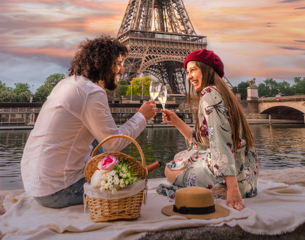 Une femme et un homme lors d’un premier rendez-vous à Paris
