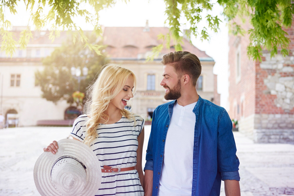 Une femme et un homme lors d’un premier rendez-vous à Toulouse
