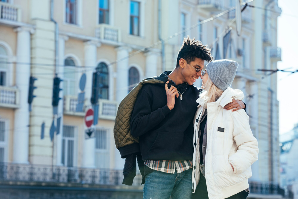 Une femme et un homme lors d’un premier rendez-vous à Villeurbanne